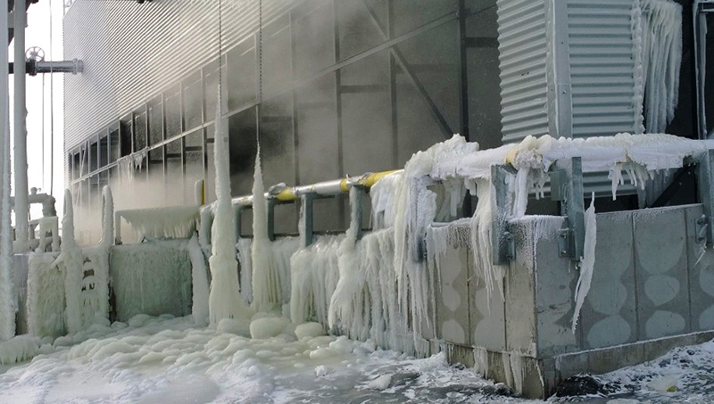 冻结的冷却塔